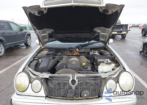 1998 Mercedes-Benz E 320 z USA, uszkodzony, nr VIN WDBJF65F4WA683664